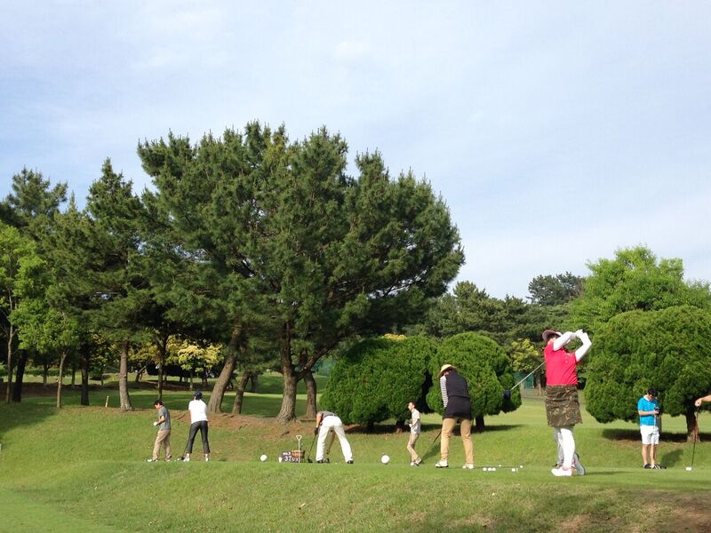 鎌倉天園ゴルフ練習場で開講しているゴルフスクールです。鎌倉パブリックゴルフ場で3ヵ月に1回のラウンド研修会を開催しています。